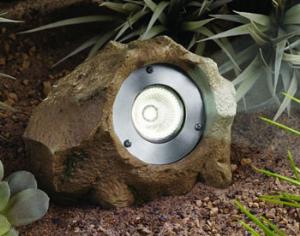 Фонарь можно оправить садовым камнем