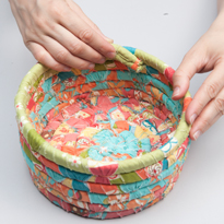 Плетеная корзина из обрезков ткани. Шаг 8