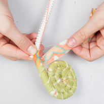 Плетеная корзина из обрезков ткани. Шаг 10