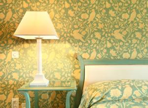 Текстильные обои: как наклеить