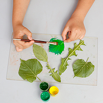 Рисуем с детьми: штампуем листьями. Шаг 2