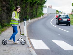 Пешеходов на зебре будут страховать светящимися надписями