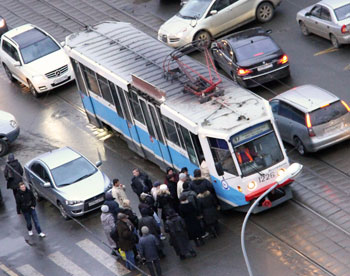 Трамвай будет останавливать автомобили светодиодами 