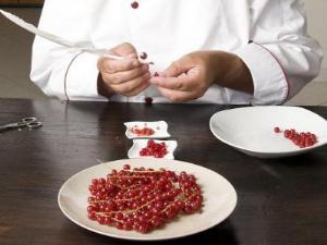 Косточки смородины нужно удалять гусиным пером