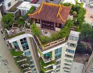 На высотном здании вырос храм