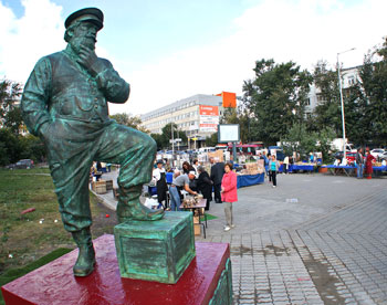 В Екатеринбурге появился памятник щедрому предпринимателю 