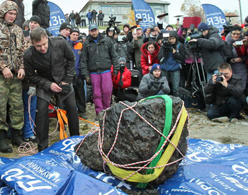 Метеорит Челябинск достали из озера 