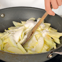 Яблочный торт с ванильным соусом