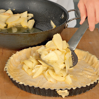 Яблочный торт с ванильным соусом