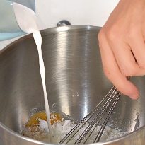 Яблочный торт с ванильным соусом