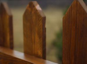 Как обновить деревянный забор