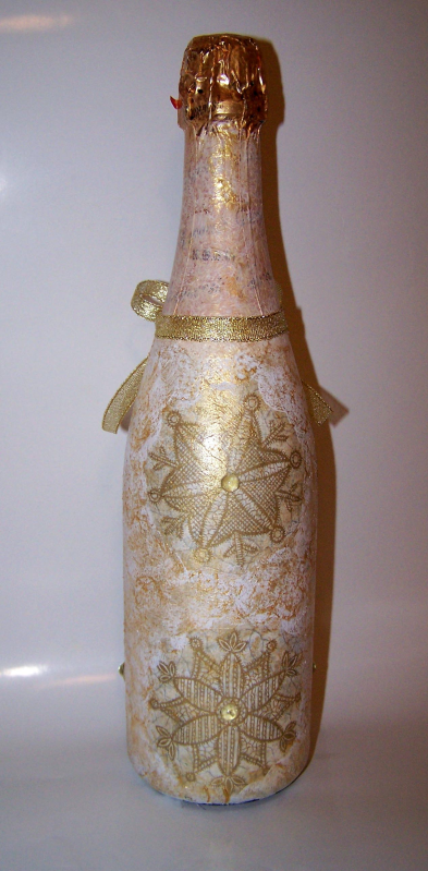 Новогоднее шампанское, шары и другие украшения для праздника