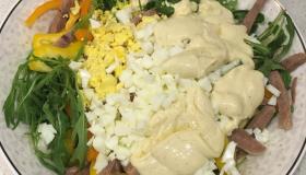 Салат с рукколой, говяжьим языком и кедровыми орешками. Шаг 2