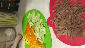 Салат с рукколой, говяжьим языком и кедровыми орешками. Шаг 1