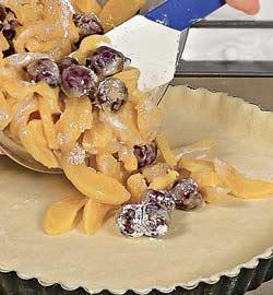 Пирог с персиками и вишнями. Шаг 5