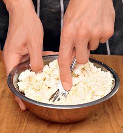 Осетинский пирог из листьев свеклы и свежего сыра. Шаг 3