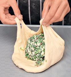 Осетинский пирог из листьев свеклы и свежего сыра. Шаг 4