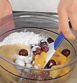 Пирог с персиками и вишнями. Шаг 3