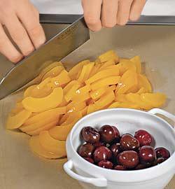 Пирог с персиками и вишнями. Шаг 2