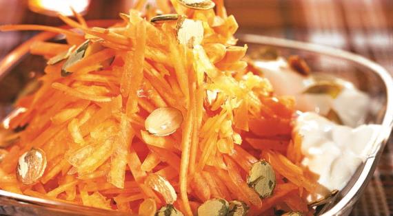 Салат из тыквы и моркови с тыквенными семечками