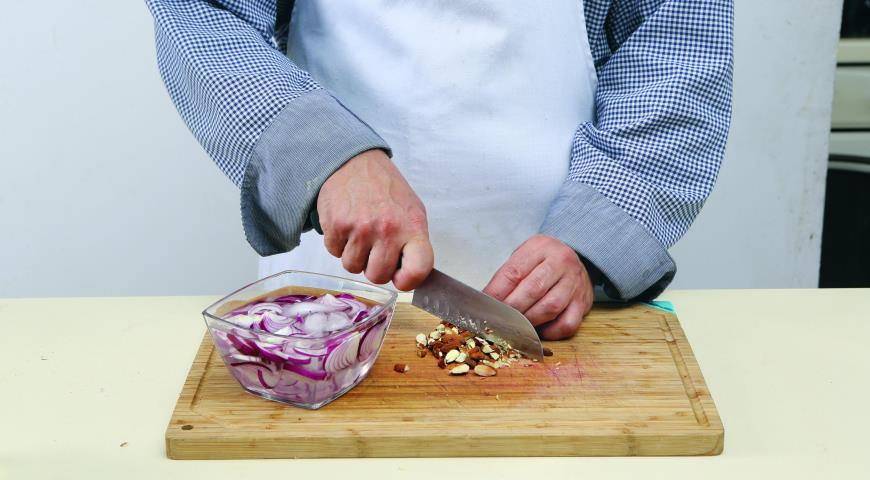 Салат из утки с кардамоном,  абрикосами и луком. Шаг 1