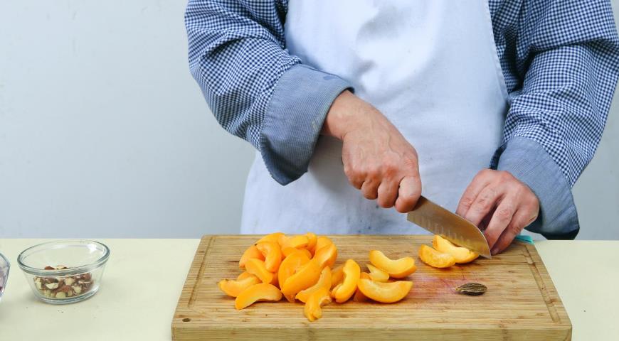 Салат из утки с кардамоном,  абрикосами и луком. Шаг 2