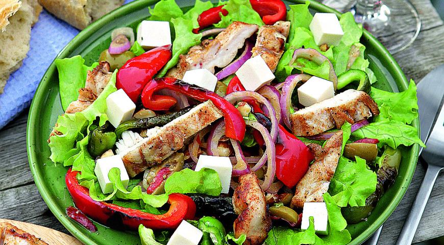 Теплый средиземноморский салат с курицей 