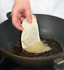 Чебуреки из заварного теста с говядиной. Шаг 6