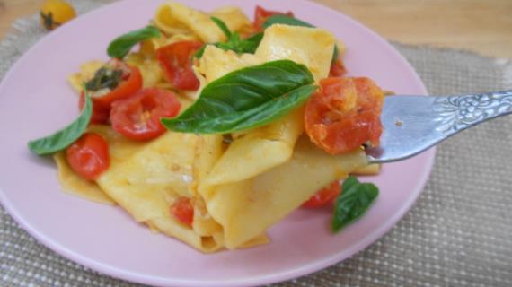 Паста с соусом из помидоров черри