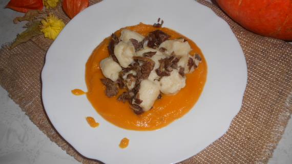 Ньокки с тыквенным кремом и лесными грибами