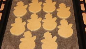 Снеговички из заварного пряничного теста. Шаг 4