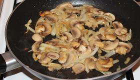 Кольца из лосося с рисом и грибами. Шаг 4