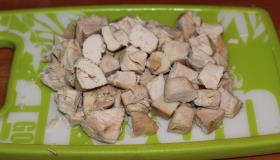 Салат из индейки с ананасами. Шаг 3