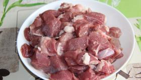 Баранина с чесночными стрелками. Шаг 1