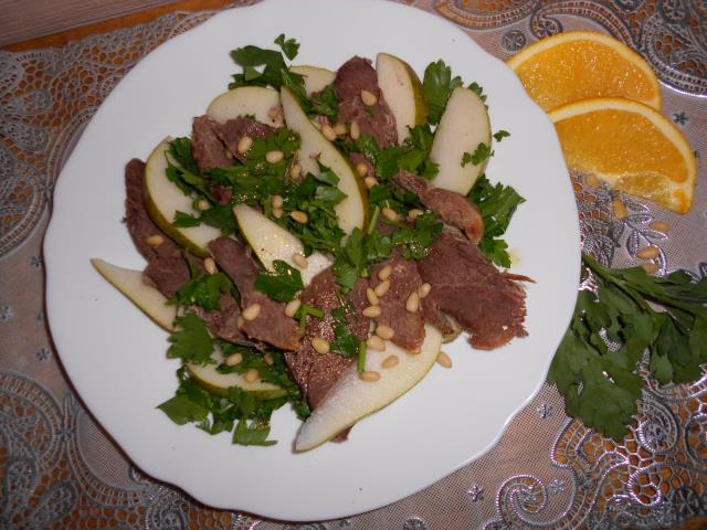 Теплый салат из утиной грудки, груши с кедровыми орешками 2