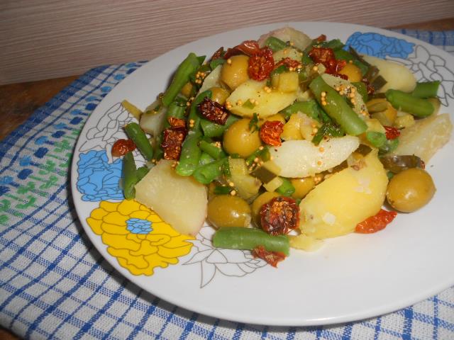Теплый салат из стручковой фасоли с картофелем 3
