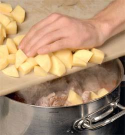 Грудинка, тушенная с капустой и картофелем. Шаг 5 Грудинка, тушенная с капустой и картофелем. Шаг 5