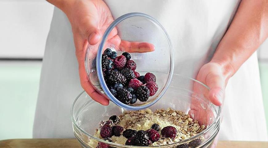 Булочки с овсянкой, медом и ягодами . Шаг 1