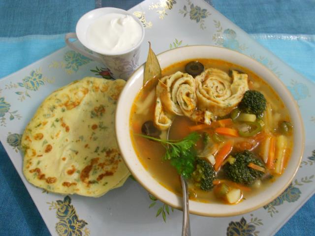 Оригинальный овощной суп с брокколи и с блинными роллами 
