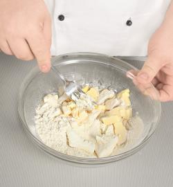 Пирог с ягодами на творожном тесте. Шаг 1