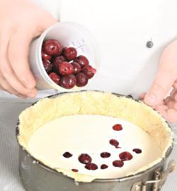 Пирог с ягодами на творожном тесте. Шаг 6