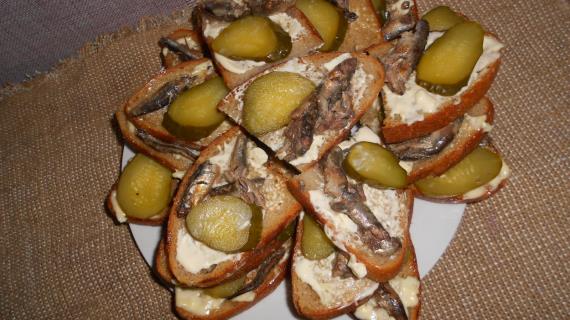 Закуска со шпротами