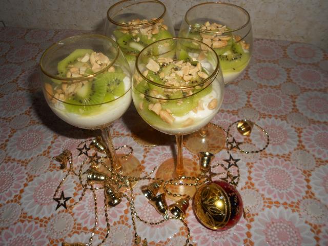Творожный десерт с киви и орешками 