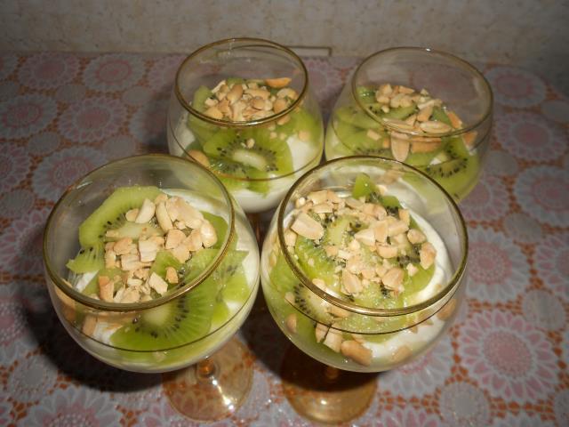 Творожный десерт с киви и орешками 2