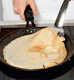 Блинчики с курицей в соусе бешамель. Шаг 3