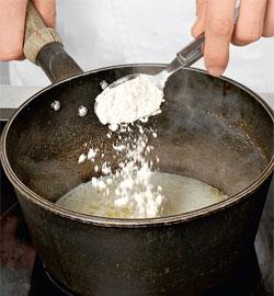 Блинчики с курицей в соусе бешамель. Шаг 4