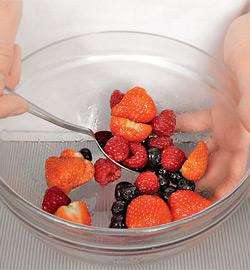 Сабайон с шампанским и ягодами. Шаг 1