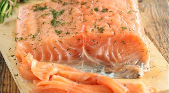 Как быстро засолить семгу к праздникам