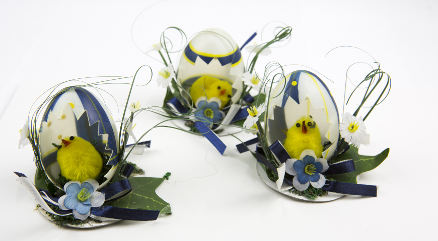 Цыпленок в яйце