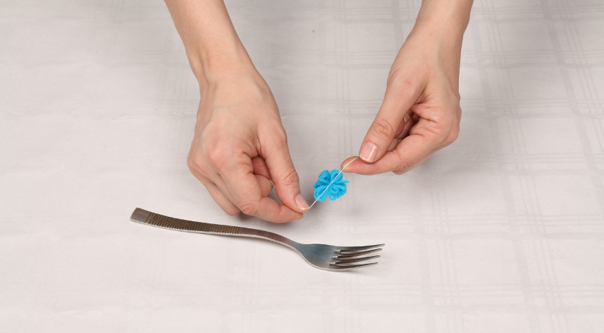 Салфетка с помпонами